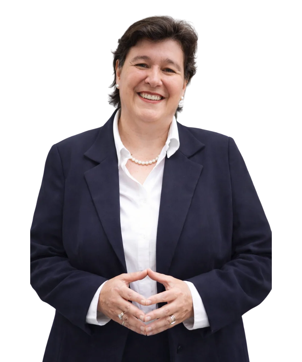 Victoria Romo posando de forma profesional con vestuario ejecutivo, transmitiendo liderazgo y experiencia para su biografía corporativa.